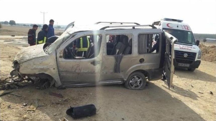 Hafif Ticari Ara&ccedil; Takla Attı: 1 &Ouml;l&uuml;, 2 Yaralı