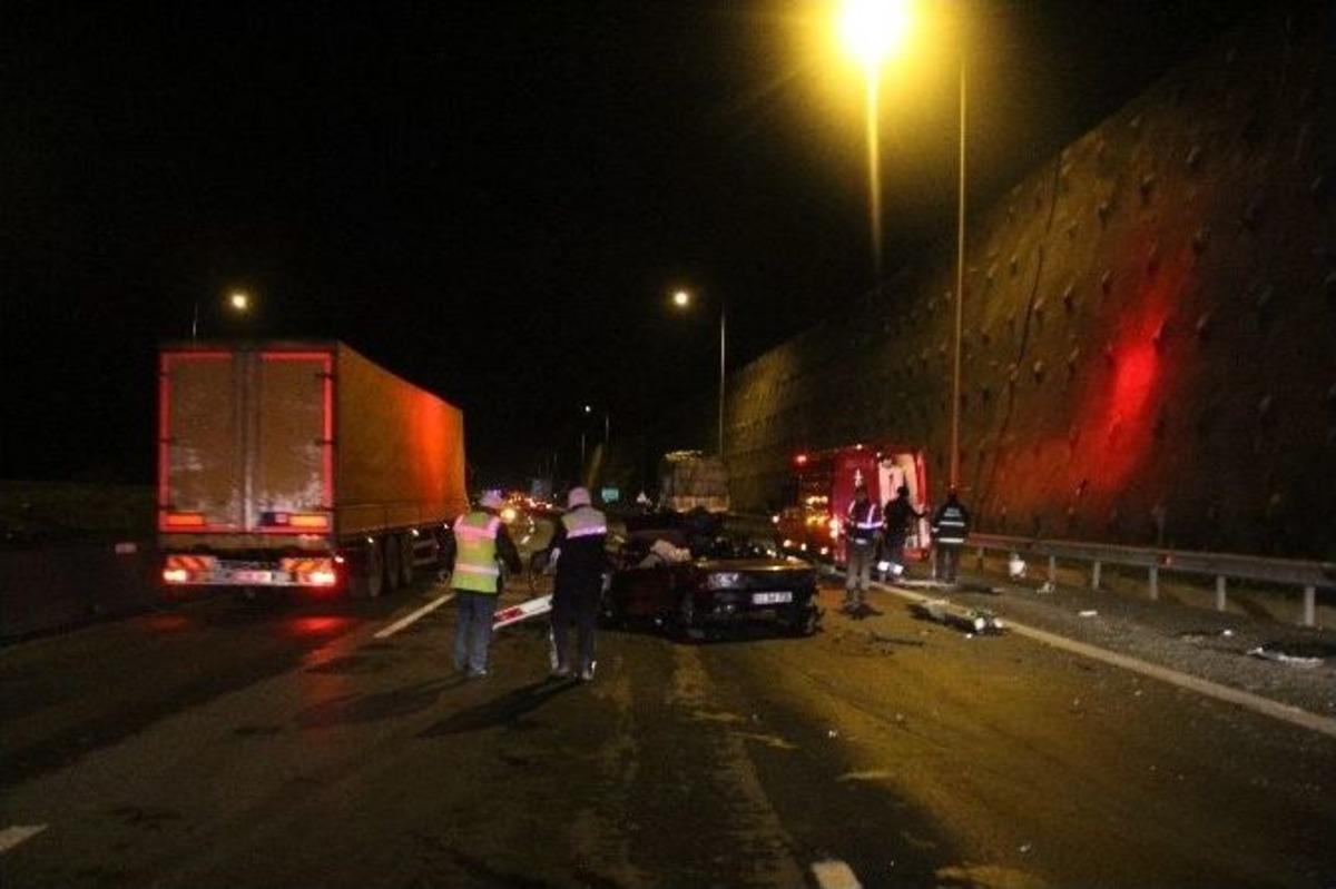 Otomobil Kamyona Arkadan &Ccedil;arptı, Demir Tampon Otomobili İkiye B&ouml;ld&uuml;