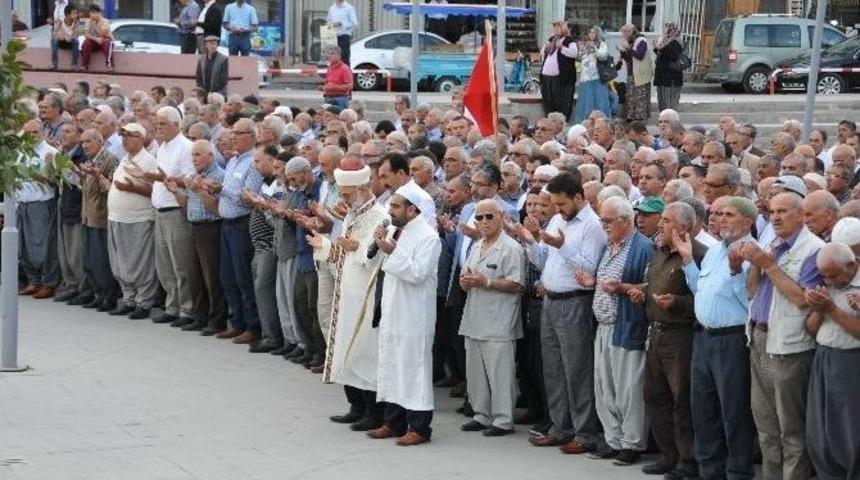 Tarsus&rsquo;ta Hz. Danyal Meydanı&rsquo;nda Yağmur Duası