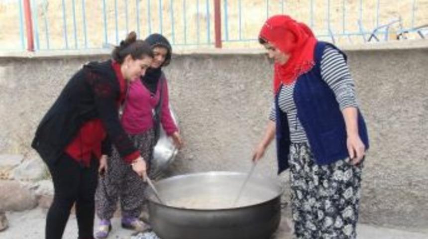 &Ccedil;emişgezek&rsquo;te K&ouml;y Okulunda Aşure Etkinliği