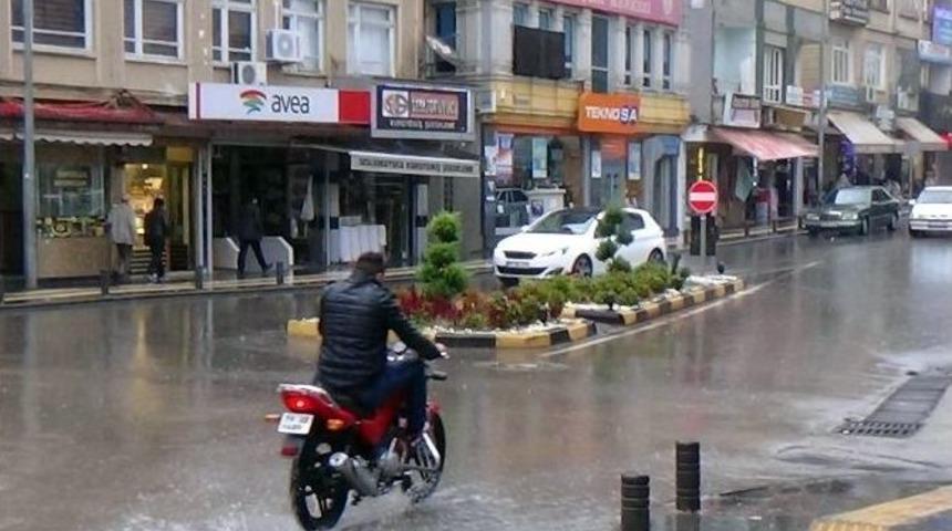 Kilis&rsquo;te Sağanak Yağmur Etkili Oluyor