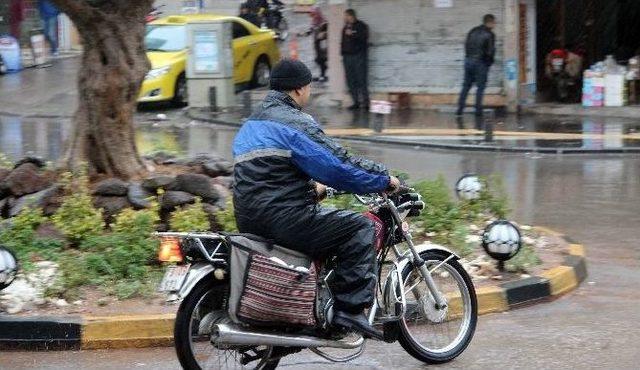 Kilis’te Sağanak Yağmur Etkili Oluyor