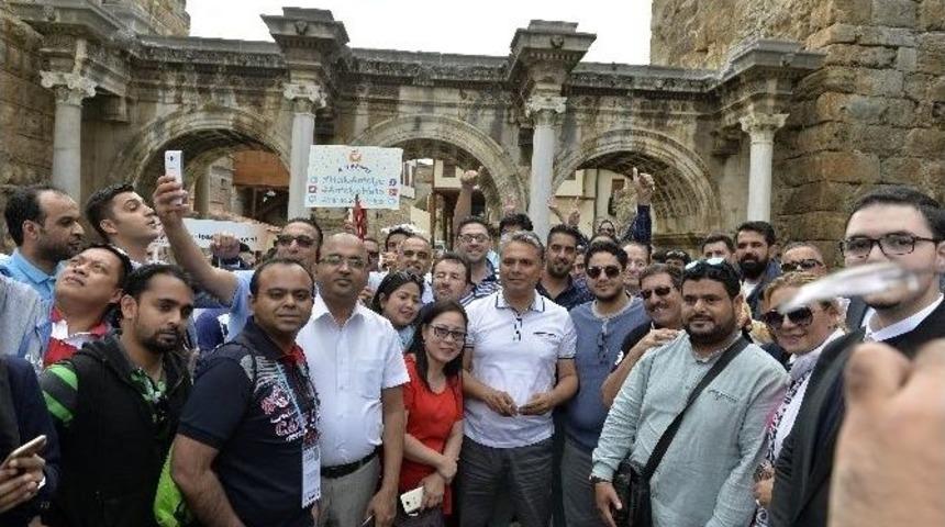 Başkan Uysal Kaleiçi Rehberliği Yaptı