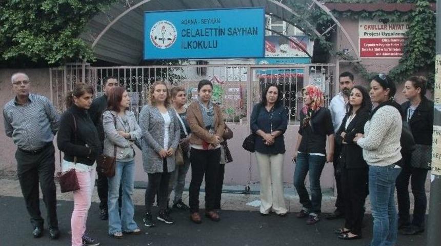 İhra&ccedil; Edilen &Ouml;ğretmen Okulun &Ouml;n&uuml;nde Eylem Yaptı