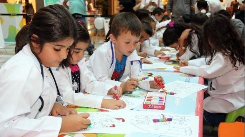 Minik Doktorlar İş Başında