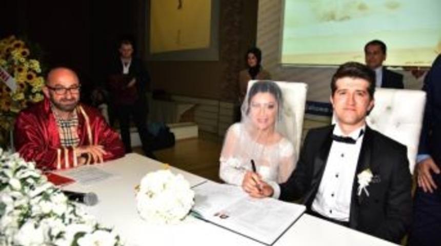 Başkan &Uuml;z&uuml;lmez Gen&ccedil; &Ccedil;iftlere Mutluluklar Diledi