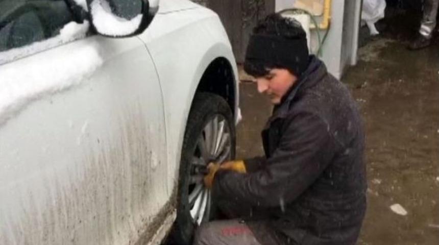 Kars&rsquo;ta Kar Yağışı Lastik&ccedil;ilere Yaradı