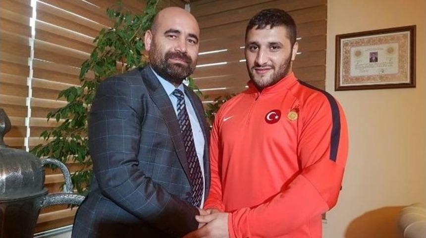 Milli Sporculara Av. Ejder Demir&rsquo;den &Ouml;d&uuml;l