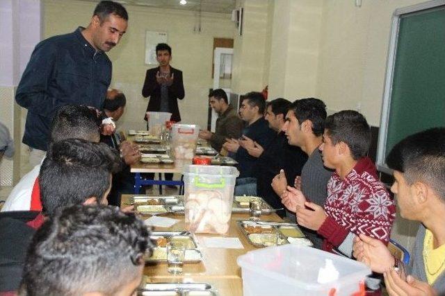 Kaymakam &Ccedil;etin &Ouml;ğrencilerle Bir Araya Geldi 3