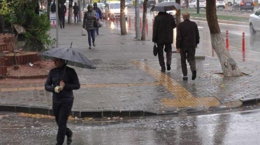 Kurak Yaz Mevsiminin Ardından Sağanak Yağış &Ccedil;ift&ccedil;iyi Sevindirdi