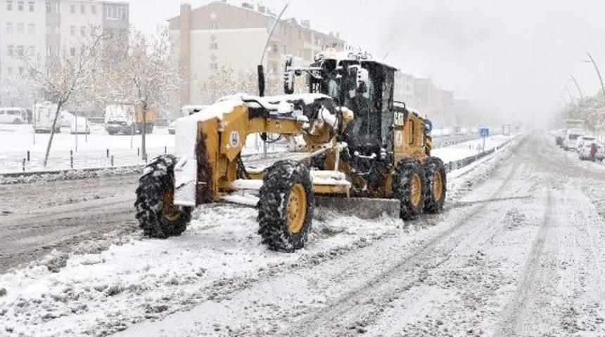 B&uuml;y&uuml;kşehir&rsquo;in Kar Timleri İş Başında