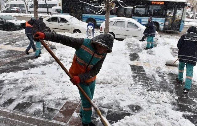 B&uuml;y&uuml;kşehir&rsquo;in Kar Timleri İş Başında 1