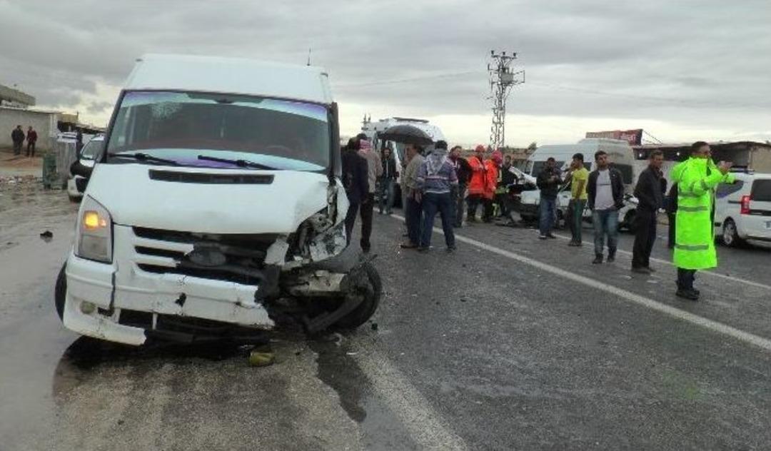 Minib&uuml;s Otomobile &Ccedil;arptı: 10 Yaralı