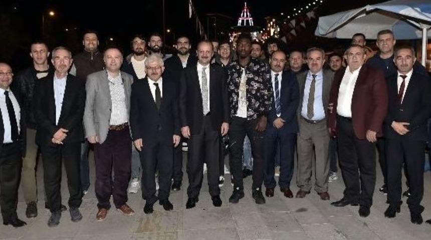 Akg&uuml;l&rsquo;den Dev Adamlara Moral Yemeği