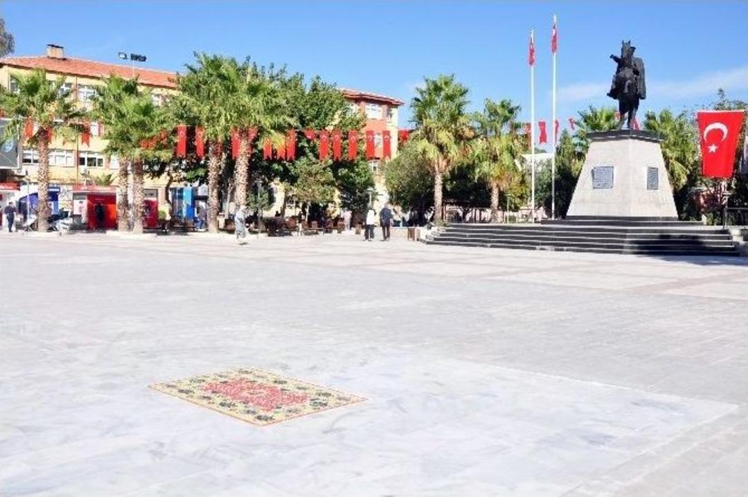 Milas&rsquo;ın Meşhur Halıları Meydanlarda