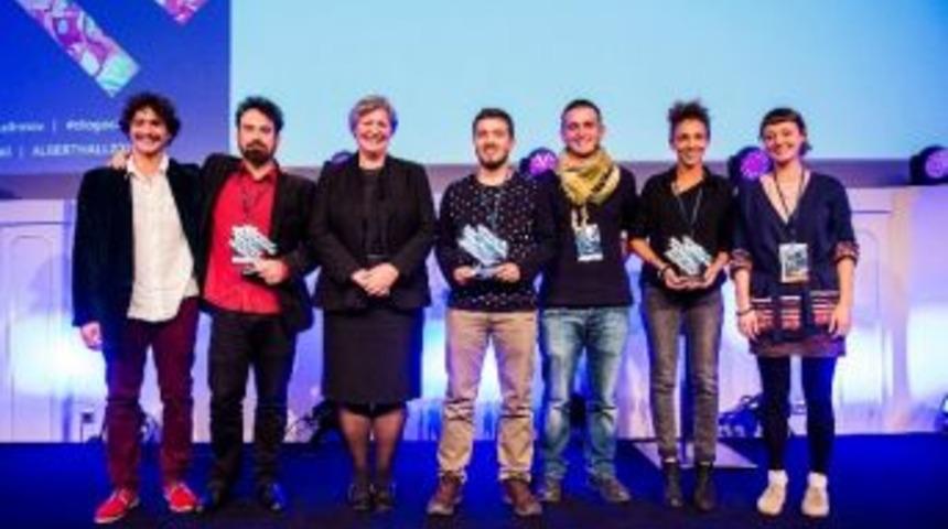 T&uuml;rk &Ouml;ğrencilerin M&uuml;lteci Eğitim Projesine &Ouml;d&uuml;l