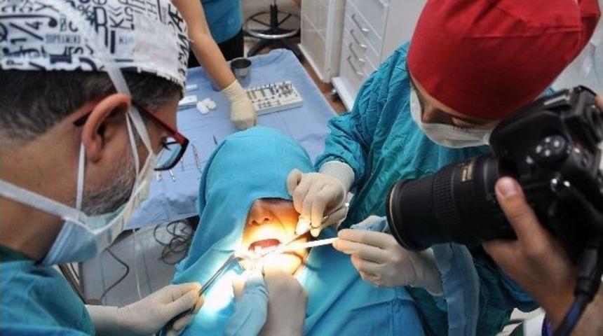 &ldquo;dental İmplantoloji&rdquo; Konferansında İmplant Ameliyatı Canlı Yayınlandı
