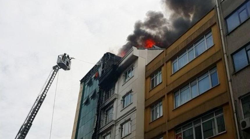 İstanbul&rsquo;da Al&uuml;minyum Şirketinin &Ccedil;atısı Alev Alev Yandı, &Ccedil;alışanları G&ouml;zyaşı D&ouml;kt&uuml;