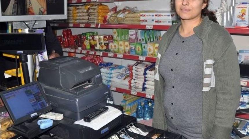 Market&ccedil;i Kadın Hırsızı Su&ccedil;&uuml;st&uuml; Yakaladı