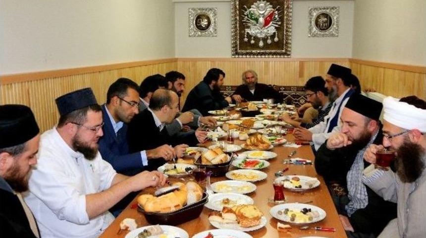 Vuslat Derneği Y&ouml;neticileri Basın Mensuplarıyla Bir Araya Geldi