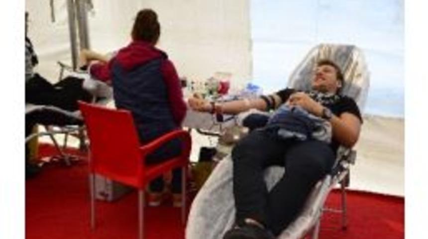 Kızılay, İa&uuml;&rsquo;de Kan Bağışı İ&ccedil;in &Ccedil;adır Kurdu