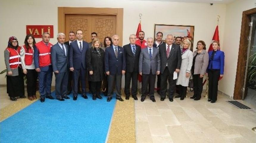 Vali Kam&ccedil;ı Kızılay Y&ouml;neticilerini Kabul Etti