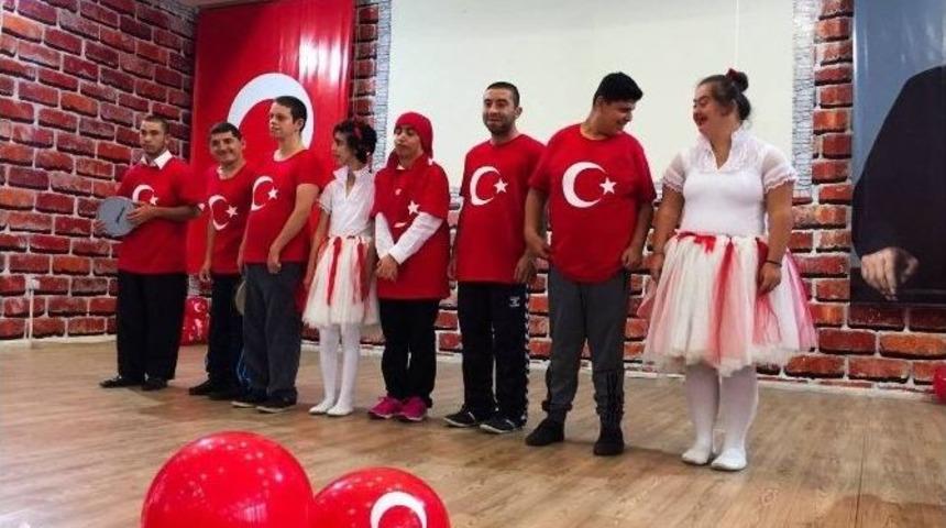 Yeşil D&uuml;zce Eğitim Okulu&rsquo;dan Cumhuriyete Anlamlı Kutlama