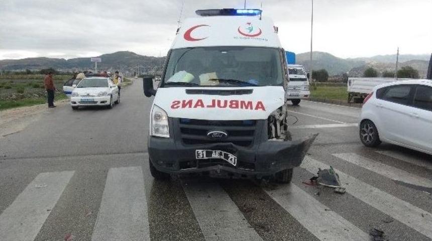 Hatay&rsquo;da Ambulans Kaza Yaptı