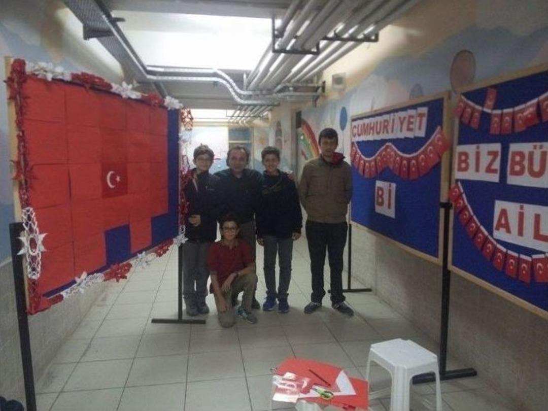 Ayvalıklı &Ouml;ğrencilerden Anlamlı Cumhuriyet Bayrağı