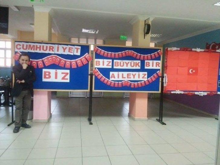 Ayvalıklı Öğrencilerden Anlamlı Cumhuriyet Bayrağı G1