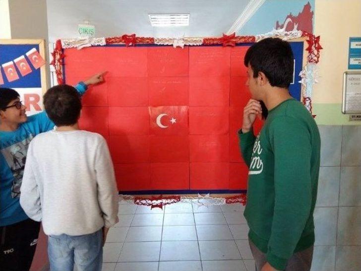 Ayvalıklı Öğrencilerden Anlamlı Cumhuriyet Bayrağı G3