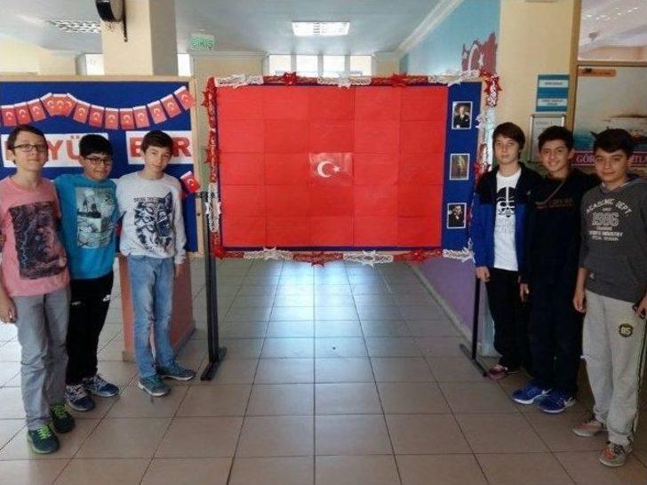 Ayvalıklı Öğrencilerden Anlamlı Cumhuriyet Bayrağı G4