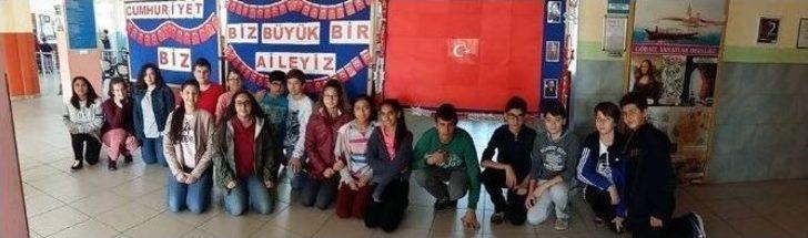 Ayvalıklı Öğrencilerden Anlamlı Cumhuriyet Bayrağı G5