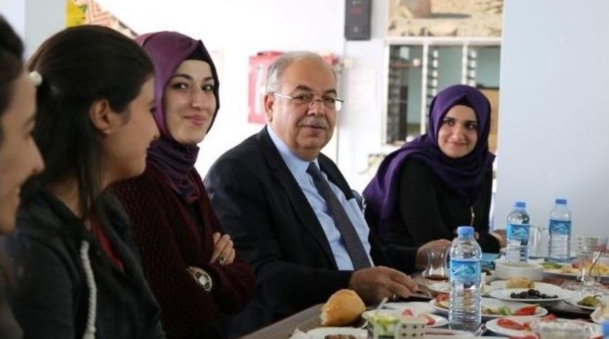 Kutlu Kyk&rsquo;da Kalan &Ouml;ğrencilerle Kahvaltıda Buluştu