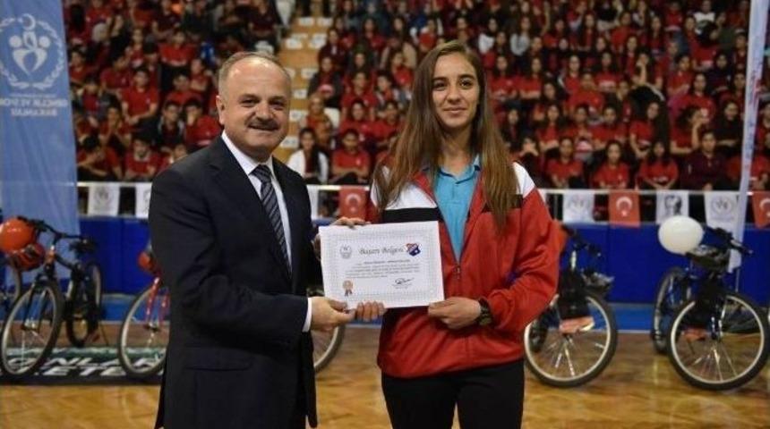 Başarılı Sporcular &Ouml;d&uuml;llerini Vali &Ccedil;akacak&rsquo;ın Elinden Aldı