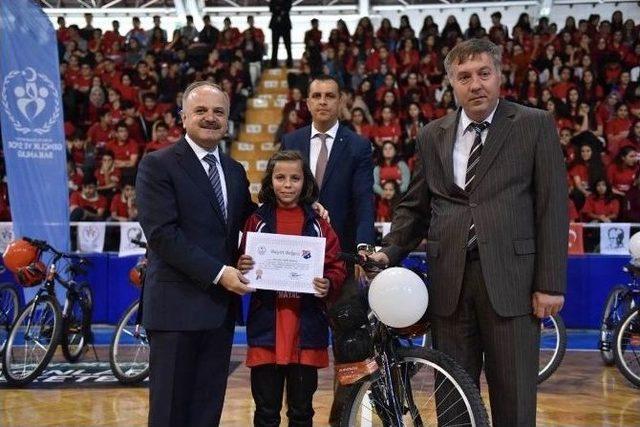 Başarılı Sporcular Ödüllerini Vali Çakacak’ın Elinden Aldı