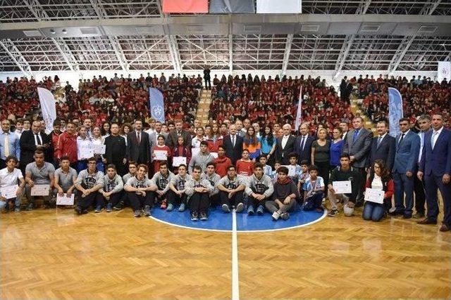 Başarılı Sporcular Ödüllerini Vali Çakacak’ın Elinden Aldı