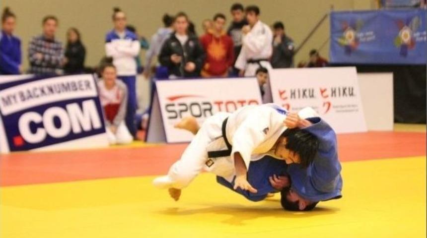 S&uuml;per Performansa S&uuml;per Jest