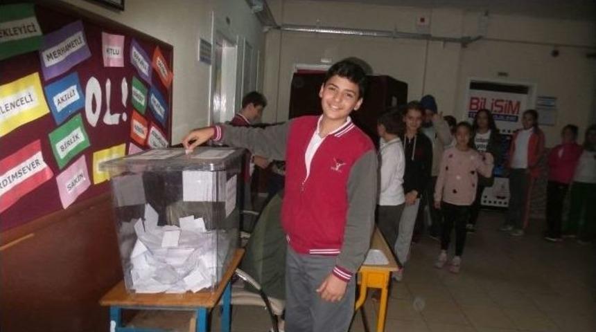 &Ouml;ğrenciler Başkanlık Se&ccedil;imi İ&ccedil;in Sandığa Gitti