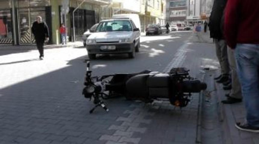 Kulu&rsquo;da Otomobille Motosiklet &Ccedil;arpıştı: 1 Yaralı