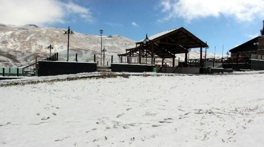 Erciyes Kayak Merkezi&rsquo;ndeki Kar Yağışı Y&uuml;zleri G&uuml;ld&uuml;rd&uuml;