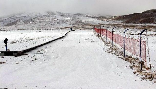 Erciyes Kayak Merkezi’ndeki Kar Yağışı Yüzleri Güldürdü