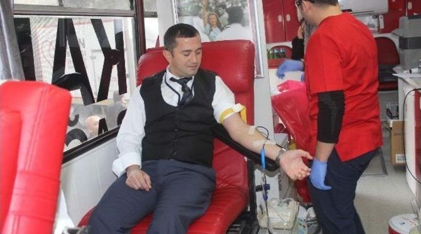 Hastane &Ouml;n&uuml;nde Kan Bağışı İ&ccedil;in Sıraya Girdiler