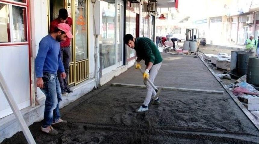 Sarıg&ouml;l&rsquo;de Kaldırımlara Engelli Klavuz Yolları Yapılıyor