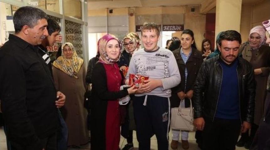 Yakutiye Gen&ccedil;lik Merkezi G&ouml;n&uuml;ll&uuml;lerinden &Ouml;z&uuml;rl&uuml;ler Derneği&rsquo;ne Ziyaret