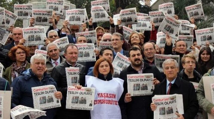 Bursa&rsquo;da Chp&rsquo;liler Cumhuriyet Gazetesi Dağıttı