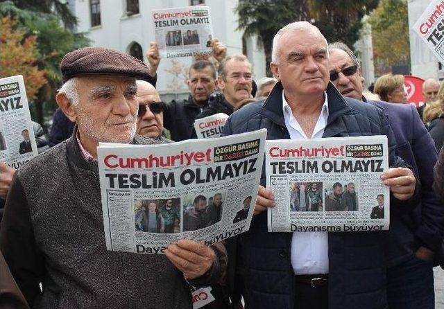 Bursa’da Chp’liler Cumhuriyet Gazetesi Dağıttı 1