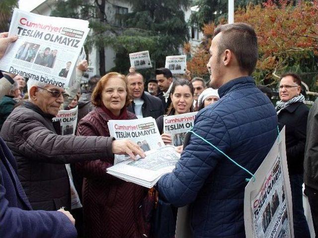 Bursa’da Chp’liler Cumhuriyet Gazetesi Dağıttı 2