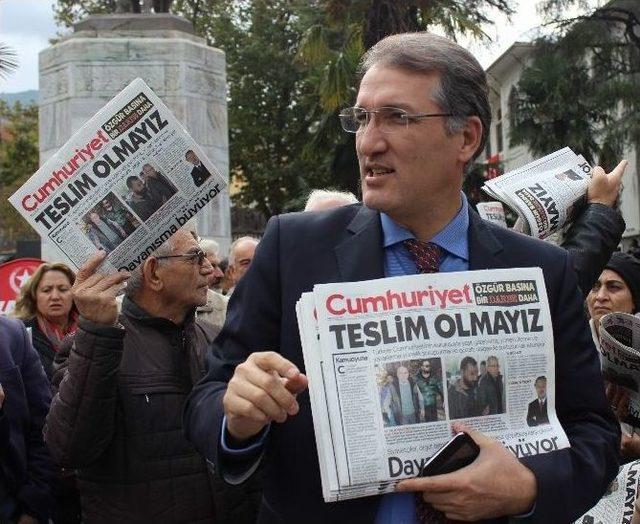 Bursa’da Chp’liler Cumhuriyet Gazetesi Dağıttı 3