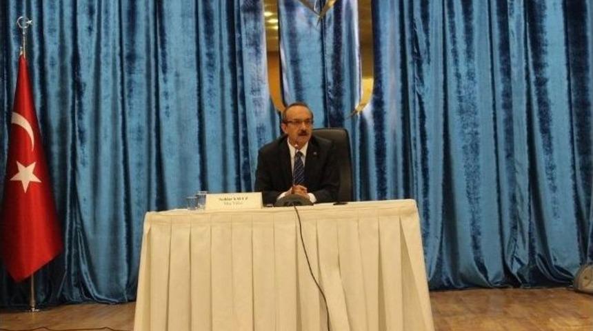 Vali Yavuz, &Uuml;niversiteli Gen&ccedil;lerle Buluştu